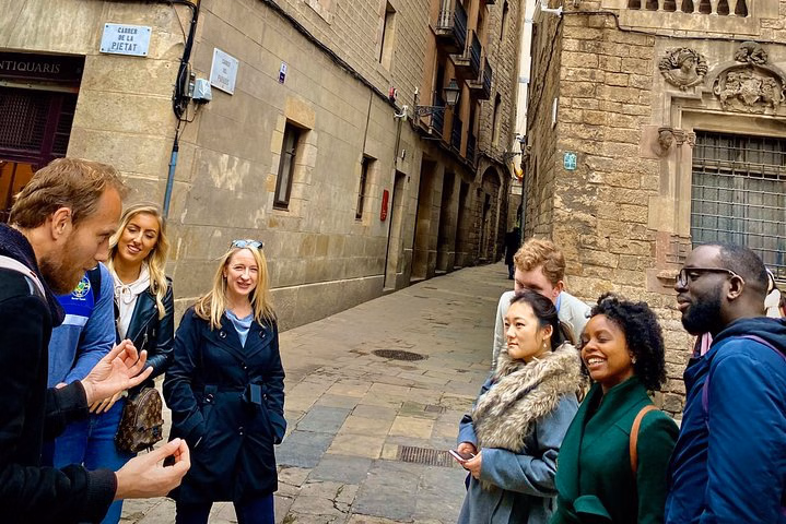Free Walking Tour group in the Gothic Quarter, Barcelona